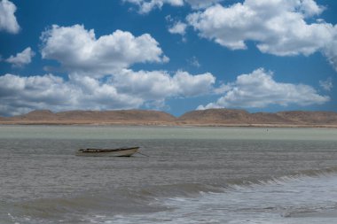 Sahilde mavi gökyüzü olan deniz ve manzara. Cabo de la Vela, Guajira, Kolombiya.