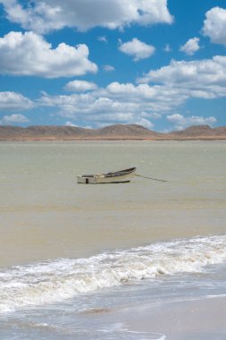 Sahilde mavi gökyüzü olan deniz ve manzara. Cabo de la Vela, Guajira, Kolombiya.