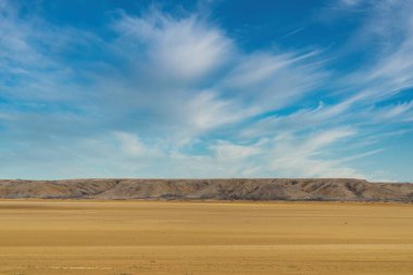 Cabo de Vela 'da mavi gökyüzü olan güzel bir çöl manzarası. La Guajira, Kolombiya.
