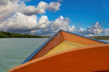 Punta Gallinas 'ta renkli bir tekne ve denizin ucu. Guajra, Kolombiya. 
