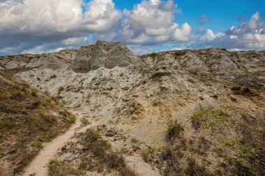 Los Hoyos patikasının panoramik manzarası. Labirentler oluşturan kum tepeleri ve dağlar. Desierto de la Tatacoa, Kolombiya.