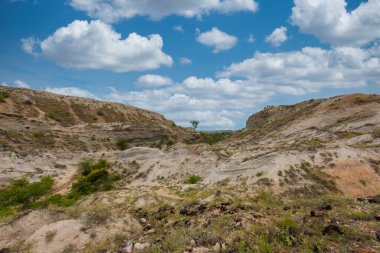 Los Hoyos patikasının panoramik manzarası. Labirentler oluşturan kum tepeleri ve dağlar. Desierto de la Tatacoa, Kolombiya.