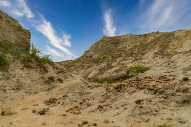 Los Hoyos patikasının panoramik manzarası. Labirentler oluşturan kum tepeleri ve dağlar. Desierto de la Tatacoa, Kolombiya.