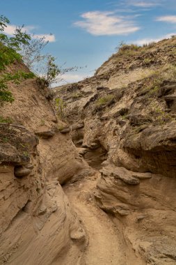 Los Hoyos patikasının panoramik manzarası. Labirentler oluşturan kum tepeleri ve dağlar. Desierto de la Tatacoa, Kolombiya.