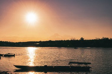 Rengarenk günbatımı ve nehirde tekneler olan manzara. Quibdo, Choco. 