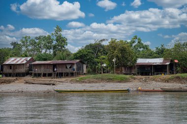 Choco, Quibdo, Kolombiya. 4 Mart 2020: Mavi gökyüzü olan Atrato Nehri kıyısındaki evler. 