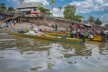 Choc, Quibdo, Kolombiya. 4 Mart 2020: Atrato nehrinin kıyısında balıkçılar. 