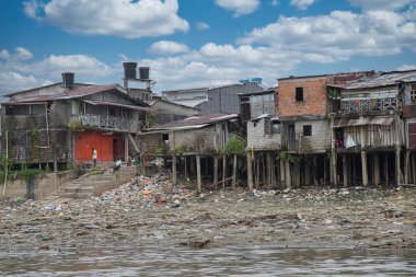 Choco, Quibdo, Kolombiya. 4 Mart 2020: Mavi gökyüzü olan Atrato Nehri kıyısındaki evler. 