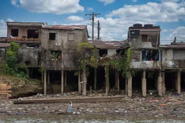 Choco, Quibdo, Kolombiya. 4 Mart 2020: Mavi gökyüzü olan Atrato Nehri kıyısındaki evler. 