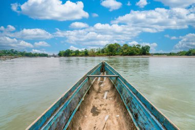 Kolombiya, Choco 'da mavi ahşap tekne ve Atrato nehri..