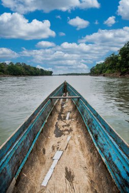 Kolombiya, Choco 'da mavi ahşap tekne ve Atrato nehri..