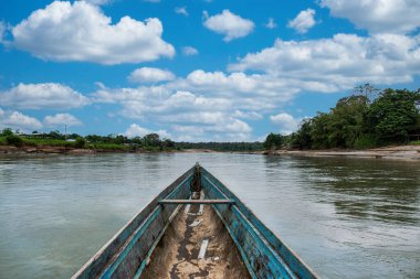 Kolombiya, Choco 'da mavi ahşap tekne ve Atrato nehri..