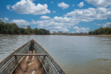 Kolombiya, Choco 'da mavi ahşap tekne ve Atrato nehri..