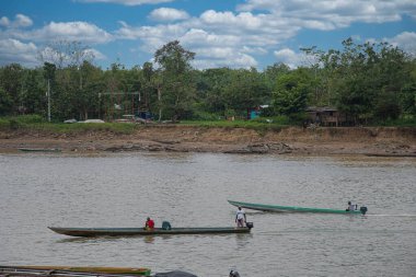Choc, Quibdo, Kolombiya. 4 Mart 2020: Atrato nehrinin kıyısında balıkçılar. 