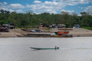 Choc, Quibdo, Kolombiya. 4 Mart 2020: Atrato nehrinin kıyısında balıkçılar. 