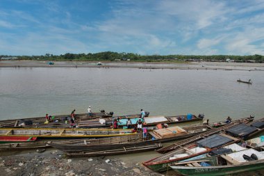 Choc, Quibdo, Kolombiya. 4 Mart 2020: Atrato nehrinin kıyısında balıkçılar. 
