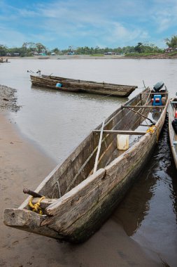 Choc, Quibdo, Kolombiya. 4 Mart 2020: Atrato nehrinin kıyısında balıkçılar. 