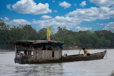 Choc, Quibdo, Kolombiya. 4 Mart 2020: Atrato nehrinin kıyısında balıkçılar. 