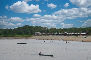 Choc, Quibdo, Kolombiya. 4 Mart 2020: Atrato nehrinin kıyısında balıkçılar. 