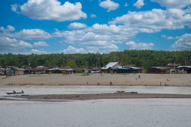 Choc, Quibdo, Kolombiya. 4 Mart 2020: Atrato nehrinin kıyısında balıkçılar. 