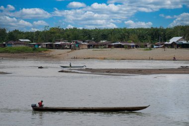 Choc, Quibdo, Kolombiya. 4 Mart 2020: Atrato nehrinin kıyısında balıkçılar. 