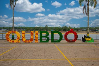 Choc, Quibdo, Kolombiya. 4 Mart 2020: Malecon ve Atrato Nehri 'nde mektuplar. 