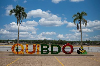 Choc, Quibdo, Kolombiya. 4 Mart 2020: Malecon ve Atrato Nehri 'nde mektuplar. 