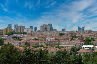 Ankara, Anadolu, Türkiye. 2 Haziran 2019, şehrin genel manzarası. Ağaçlar, evler ve gökyüzü.
