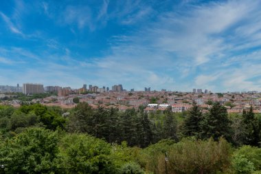 Ankara, Anadolu, Türkiye. 2 Haziran 2019, şehrin genel manzarası. Ağaçlar, evler ve gökyüzü.