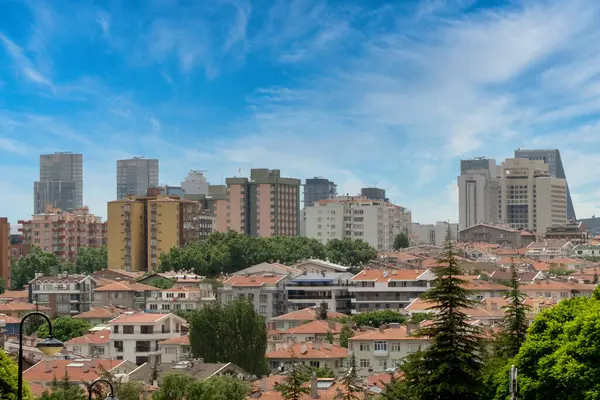 Ankara, Anadolu, Türkiye. 2 Haziran 2019, şehrin genel manzarası. Ağaçlar, evler ve gökyüzü.