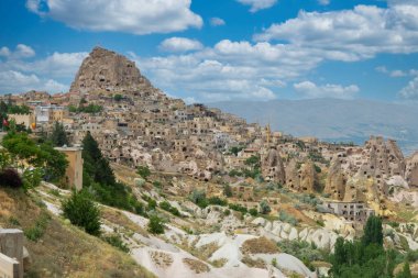 Büyük taşlardan ve ağaçlardan oluşan kapadokya manzarası. Türkiye. 