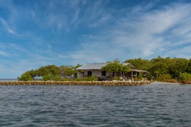 San Bernardo 'daki Boquern adaları mavi gökyüzüyle. Kolombiya.