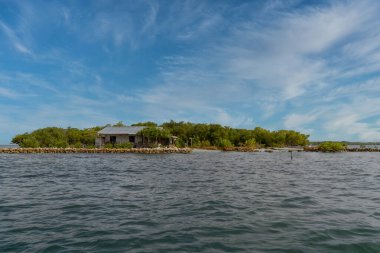 San Bernardo 'daki Boquern adaları mavi gökyüzüyle. Kolombiya.