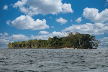 Magle adası ve mavi gökyüzü ile Karayip deniz manzarası. San Bernardo, Kolombiya.