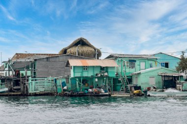 Doğal peyzaj. Mavi gökyüzü ile Sanguar doğa rezervi. San Bernardo Adaları, Kolombiya.