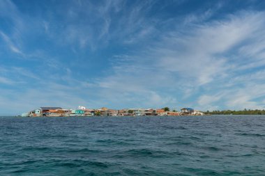 Doğal peyzaj. Mavi gökyüzü ile Sanguar doğa rezervi. San Bernardo Adaları, Kolombiya.