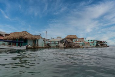 Doğal peyzaj. Mavi gökyüzü ile Sanguar doğa rezervi. San Bernardo Adaları, Kolombiya.