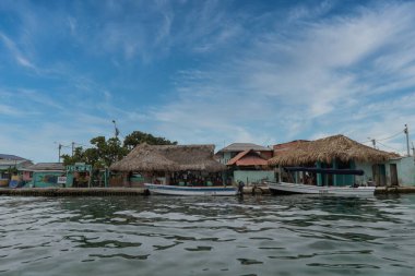 Doğal peyzaj. Mavi gökyüzü ile Sanguar doğa rezervi. San Bernardo Adaları, Kolombiya.
