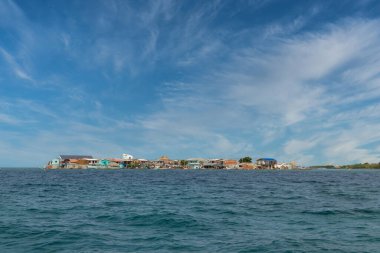 Doğal peyzaj. Mavi gökyüzü ile Sanguar doğa rezervi. San Bernardo Adaları, Kolombiya.