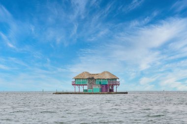 Doğal peyzaj. Mavi gökyüzü ile Sanguar doğa rezervi. San Bernardo Adaları, Kolombiya.
