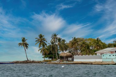 Deniz kıyısında ve taş çıkıntısında bir tekne. San Bernardo, Bolivar, Kolombiya. 