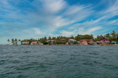 Deniz kıyısında ve taş çıkıntısında bir tekne. San Bernardo, Bolivar, Kolombiya. 