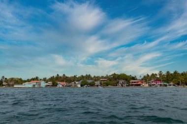 Deniz kıyısında ve taş çıkıntısında bir tekne. San Bernardo, Bolivar, Kolombiya. 