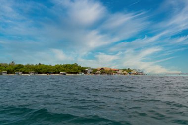 Deniz kıyısında ve taş çıkıntısında bir tekne. San Bernardo, Bolivar, Kolombiya. 