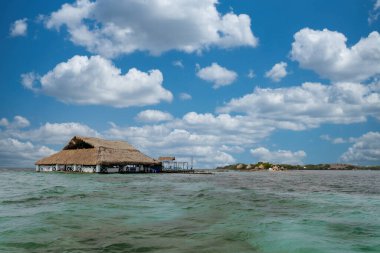 Deniz kıyısında ve taş çıkıntısında bir tekne. San Bernardo, Bolivar, Kolombiya. 