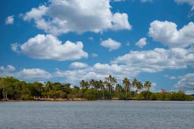 Deniz kıyısında ve taş çıkıntısında bir tekne. San Bernardo, Bolivar, Kolombiya. 