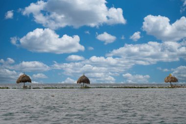 Deniz kıyısında ve taş çıkıntısında bir tekne. San Bernardo, Bolivar, Kolombiya. 