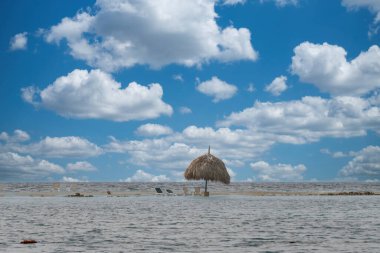 Deniz kıyısında ve taş çıkıntısında bir tekne. San Bernardo, Bolivar, Kolombiya. 