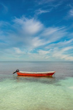 Palma adası deniz ve mavi gökyüzü olan bir tekneden görüldü. San Bernardo Kolombiya. 