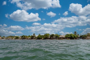 Palma adası deniz ve mavi gökyüzü olan bir tekneden görüldü. San Bernardo Kolombiya. 